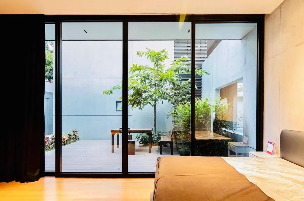 Multi track aluminium window system natural light living room design